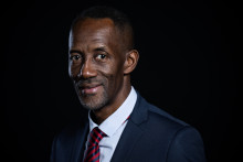 Bally Bagayoko, maire élu de La France Insoumise (LFI) à la mairie de Saint-Denis, pose lors d'une séance photo à Paris, le 11 décembre 2025.