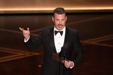 L’animateur de télévision américain Jimmy Kimmel présente l’Oscar du meilleur court métrage documentaire sur scène lors de la 98ᵉ cérémonie des Oscars au Dolby Theatre à Hollywood, en Californie, le 15 mars 2026.