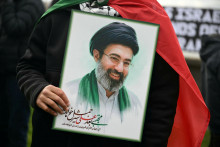 Un portrait de Mojtaba Khamenei, nouveau guide suprême de l'Iran, brandi par un manifestant le 15 mars 2026