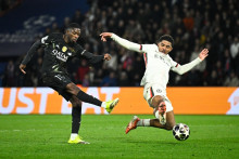 Ousmane Dembélé au duel avec son compatriote Wesley Fofana, lors du deuxième but du PSG contre Chelsea (5-2) en C1 le 11 mars 2026.