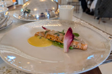 Une assiette à La Grange de Belle-Église, à Belle-Église (Oise) l'un des restaurants étoilés les moins chers de France, en mars 2026.