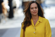 Sarah Knafo, candidate d'extrême droite du parti Reconquete ! à la mairie de Paris, arrive pour voter lors du premier tour des élections municipales, le 15 mars 2026.