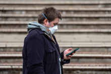 Une personne portant un masque fait la queue pour recevoir des antibiotiques à l'Université du Kent à Canterbury