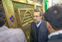 Le président du Parlement iranien Ali Larijani visite le sanctuaire chiite de l’imam Abbas dans la ville sainte de Karbala, située à 110 km au sud de Bagdad, le 8 novembre 2009.