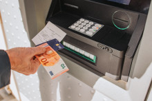 Un client retire des espèces sur une borne de retrait (illustration).