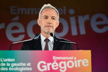 Emmanuel Grégoire, candidat du Parti socialiste (PS) à la mairie de Paris, prononce un discours après l'annonce des résultats du premier tour des élections municipales françaises de 2026, le 15 mars 2026