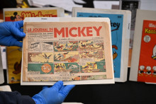 Un exemplaire du Journal de Mickey publié en 1934, présenté lors d'un tour des archives de Walt Disney, le 20 juin 2023.