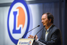 Michel-Édouard Leclerc fait un discours en mars 2019.