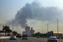 Un panache de fumée près de l'aéroport de Dubaï ce 16 mars 2026 (image d'illustration).