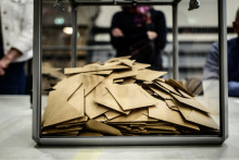 Une urne contenant des bulletins de vote, le 15 mars 2026 à Gelos (Pyrénées-Atlantiques).