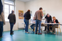 Des électeurs votent pour le premier tour des élections municipales à Saumur (Maine-et-Loire), le 15 mars 2026.