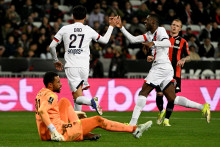 Dro Fernandez (au centre), célèbre son but avec Ousmane Dembélé (à droite) lors du match de Ligue 1 entre l'OGC Nice et le Paris Saint-Germain au stade Allianz Riviera de Nice, dans le sud de la France, le 21 mars 2026.