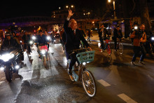 Le socialiste Emmanuel Grégoire, vainqueur des élections municipales à Paris, se rend à vélo à l'hôtel de ville, le 22 mars 2026.