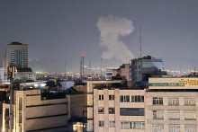 De la fumée s'élève après des explosions, alors que l'armée israélienne a annoncé une nouvelle vague d'attaques contre Téhéran, la capitale de l'Iran, le 22 mars 2026.