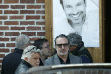 Jean Dujardin et les proches de Bruno Salomone ont rendu un dernier hommage au comédien lundi 23 mars à Joinville-le-Pont