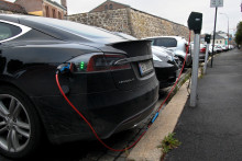 Des voitures électriques en charge à Oslo, le 19 août 2014. (Illustration)