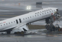 Un CRJ-900 d’Air Canada Express est stationné sur la piste après être entré en collision avec un camion de pompiers de la Port Authority à l’aéroport de LaGuardia à New York, le 23 mars 2026.