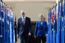 La présidente de la Commission européenne, Ursula von der Leyen (à droite), et le Premier ministre australien, Anthony Albanese, parcourent les couloirs du Parlement à Canberra, le 24 mars 2026.
