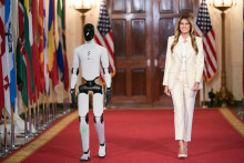 Melania Trump à la Maison Blanche aux côtés d'un robot humanoïde le 25 mars 2026.