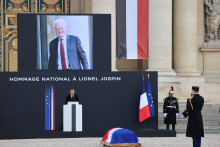 Emmanuel Macron face à la dépouille de Lionel Jospin aux Invalides le 26 mars 2026
