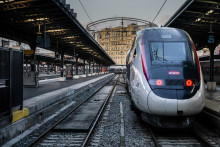 Un TGV arrive en gare à Paris, le 13 décembre 2019 (Image d'illustration)