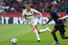 Florian Thauvin (Lens) et Bradley Barcola (PSG) lors de la rencontre PSG-RC Lens en Ligue 1 au Parc des Princes, le 14 septembre 2025.