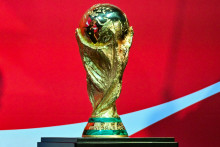 Le trophée de la Coupe du Monde de la FIFA est exposé lors de l'étape de Los Angeles de la tournée du trophée de la Coupe du Monde de la FIFA 26 organisée par Coca-Cola au LA Live de Los Angeles le 24 mars 2026.