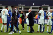 Les joueurs de l'Équipe de France se réhydratent lors de la victoire contre le Brésil (2-1), au Gillette Stadium de Foxborough, aux États-Unis, le 26 mars 2026.