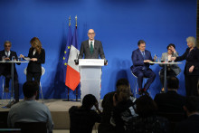 Le ministre de l'Économie Roland Lescure, lors d'une conférence de presse aux côtés de Maud Bregeon,  Philippe Tabarot, Annie Genevard, Catherine Chabaud et Serge Papin, le 27 mars 2026.