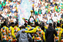 Le trophée de la CAN 2025 présenté par les joueurs sénégalais au Stade de France, le 28 mars 2026