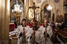 Des ecclésiastiques catholiques défilent en procession lors de la messe du dimanche des Rameaux, commémorant l'entrée de Jésus-Christ à Jérusalem, au Patriarcat latin, dans la vieille ville de Jérusalem, le 29 mars 2026.