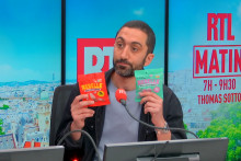 Jimmy Mohamed et des produits de la marque "Rebelle", le 30 mars 2026.