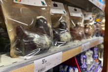 Des poules en chocolat dans les rayons d'un supermarché, quelques jours avant Pâques.