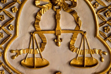 Une photo montre une balance symbolisant la justice.