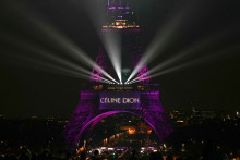 Pour fêter son 58e anniversaire, Céline Dion a annoncé sur la Tour Eiffel une série de dix concerts qui se tiendront en septembre et octobre à Paris, le 30 mars 2026.