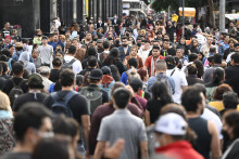 Une foule de personnes dans une rue (photo d'illustration).