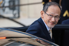 L'ambassadeur du Japon en France Hideo Suzuki devant le palais de l'Élysée le 6 janvier 2026.