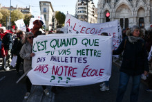 Des professeurs des écoles manifestent ce mardi 31 mars 2026, à Marseille (Bouches-du-Rhône).