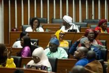 Des députés de la majorité célèbrent l'adoption, le 11 mars 2026, d'une loi doublant les peines pour homosexualité à l'Assemblée nationale de Dakar.