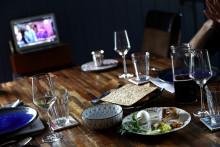 Le séder, un banquet rituel juif qui ouvre Pessah, la Pâque juive (illustration).