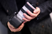 Un détective privé avec son appareil photo en main, le 20 décembre 2024 (image d'illustration).