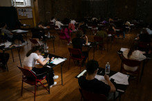 Des lycéens planchent sur l'épreuve de philosophie du baccalauréat au lycée Michel de Montaigne de Mulhouse (Haut-Rhin), le 16 juin 2025.