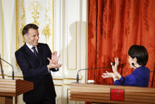 Emmanuel Macron s’offre un clin d’œil à Dragon Ball avec la Première ministre japonaise.