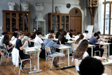 Des collégiens passent l'épreuve du brevet au collège Chaptal à Paris, le 26 juin 2025.