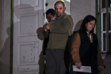 Le Français Cédric Prizzon, soupçonné d'enlèvement et de double homicide, quitte le tribunal de Vila Nova de Foz Coa à Foz Coa, dans le département de Guarda, le 26 mars 2026.