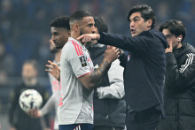 Le coach de l'Olympique Lyonnais donne des consignes à son joueur Corentin Tolisso, lors du match RC Strasbourg - OL, le 22 février 2026.