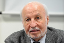 L'ancien ministre socialiste Louis Besson lors de la Journée nationale des gens du voyage, le 3 décembre 2013 à Chambéry.