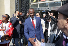 Le maire de Saint-Denis, Bally Bagayoko, serre la main à ses partisans après la première séance du nouveau conseil municipal à Saint-Denis, le 21 mars 2026.