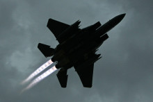 Un F-15 E américain du 492e escadron décolle de la base aérienne de Bagram, dans la province de Parwan, à environ 50 km au nord de Kaboul, le 26 juin 2007.
