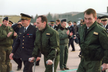 Le lieutenant José Souvignet (C) et le capitaine Frédéric Chiffot (D), le 15 décembre 1995, quelques minutes après leur arrivée sur la Base aérienne 133 de Nancy-Ochey.